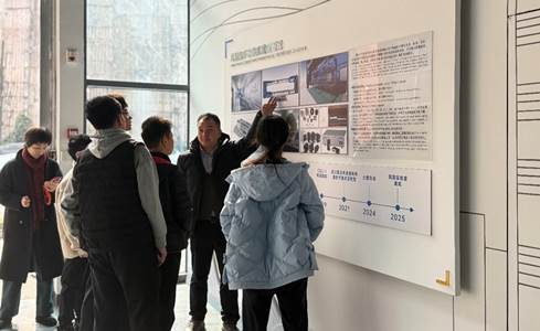 墙上贴了海报AI 生成的内容可能不正确。