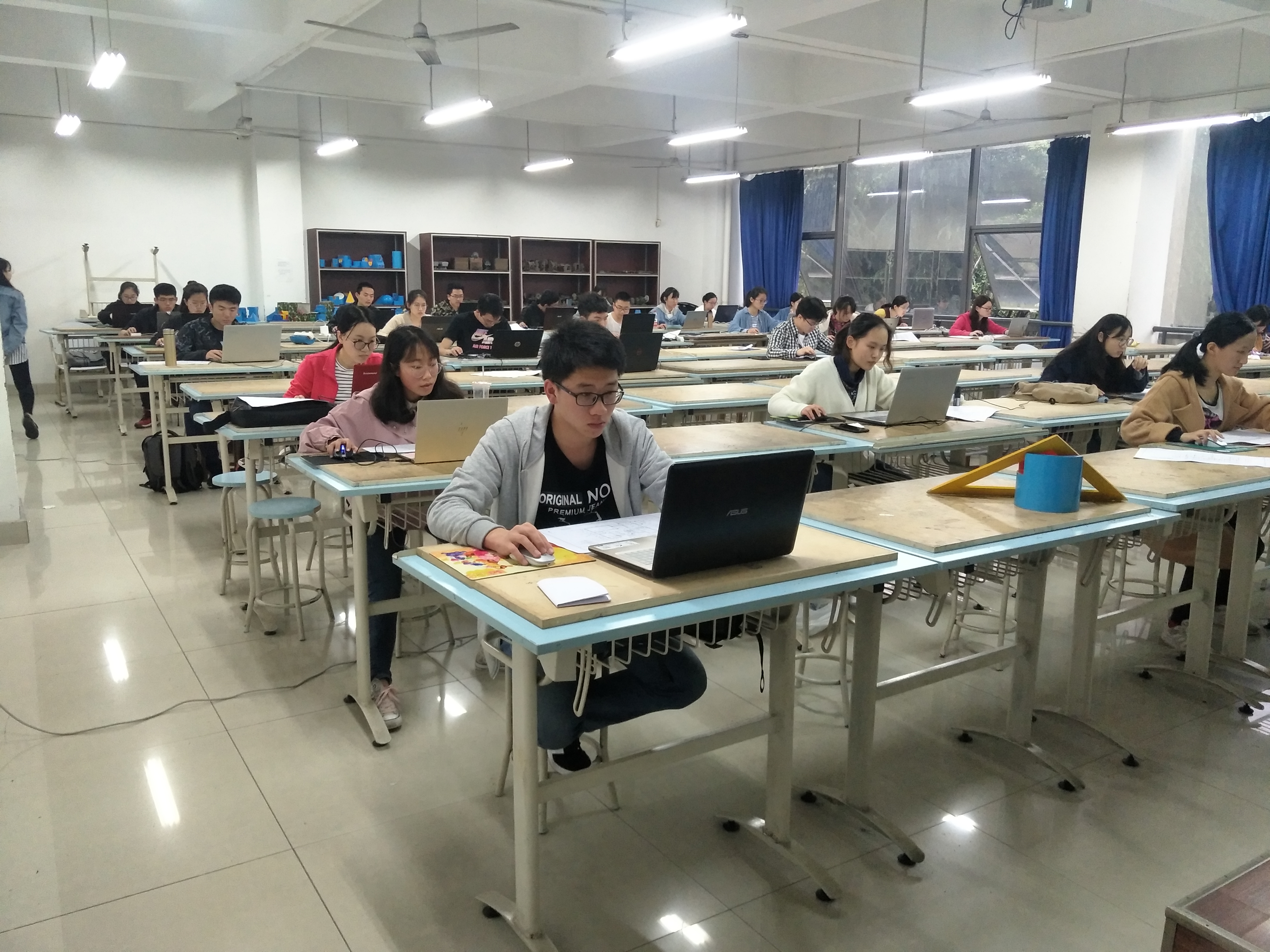 重庆大学第七届"建工杯"制图大赛顺利开展
