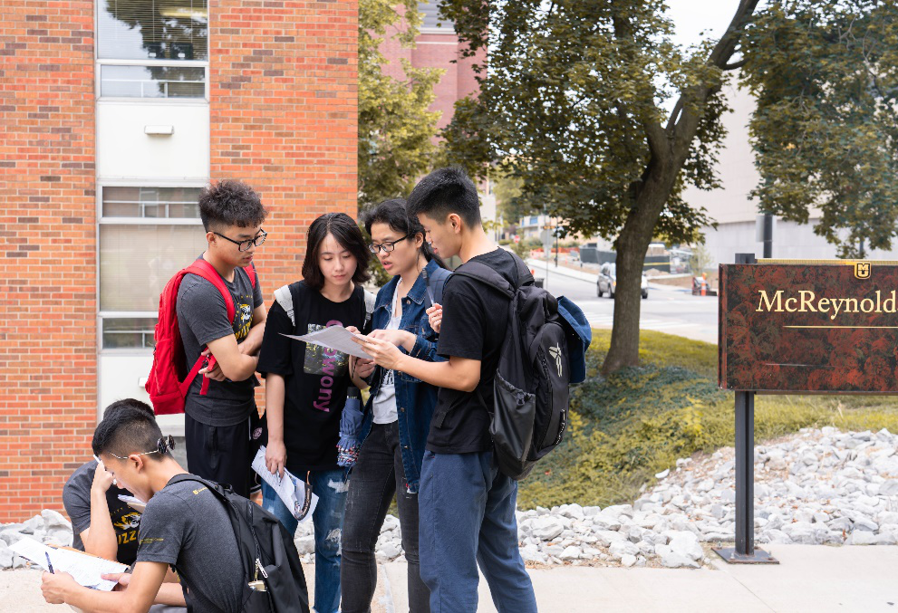 同学们要在指定时间寻找校园的标志性建筑和地点,并进行合影和拍摄