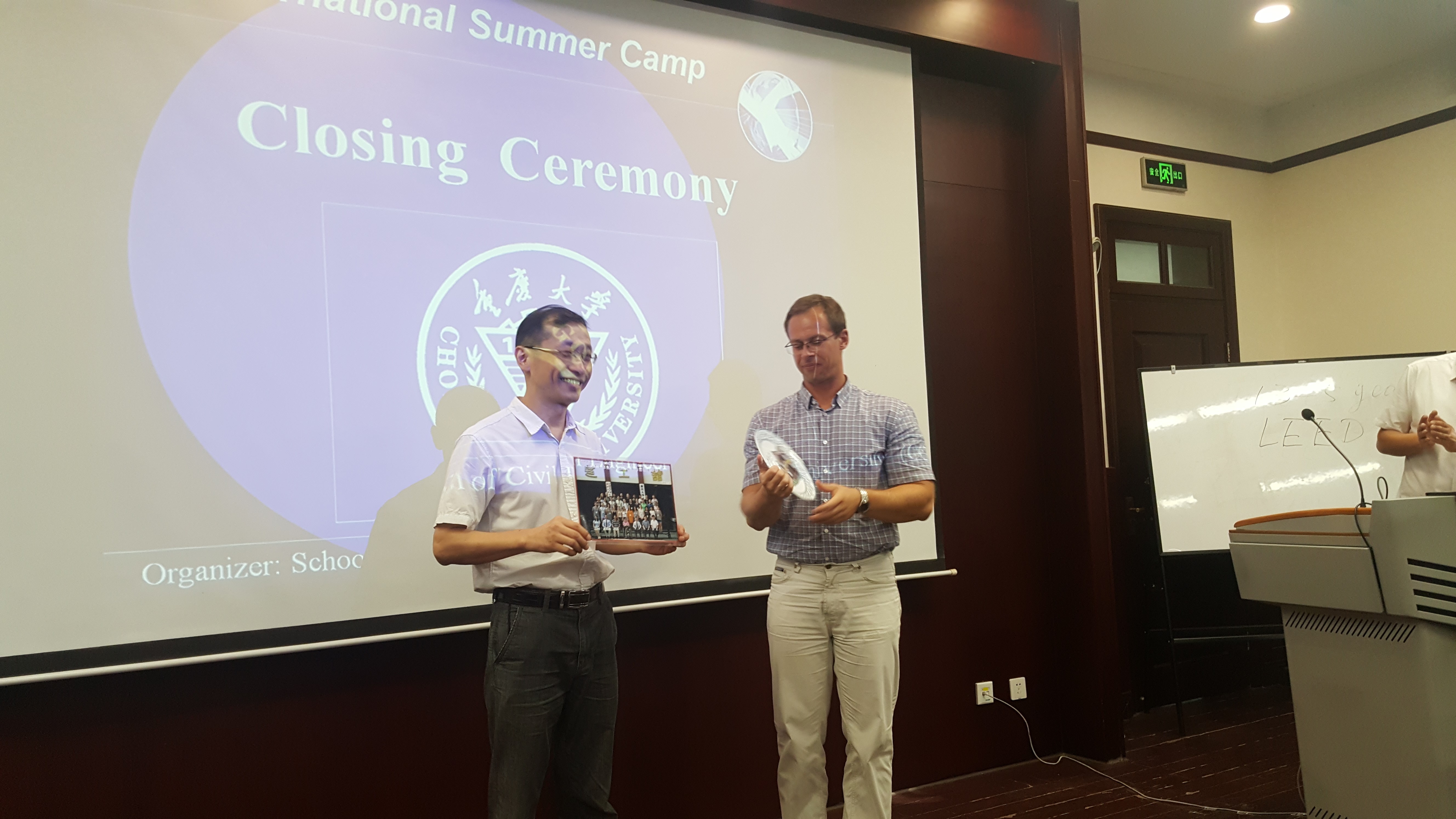 张川副院长赠与igor gisterek教授纪念品