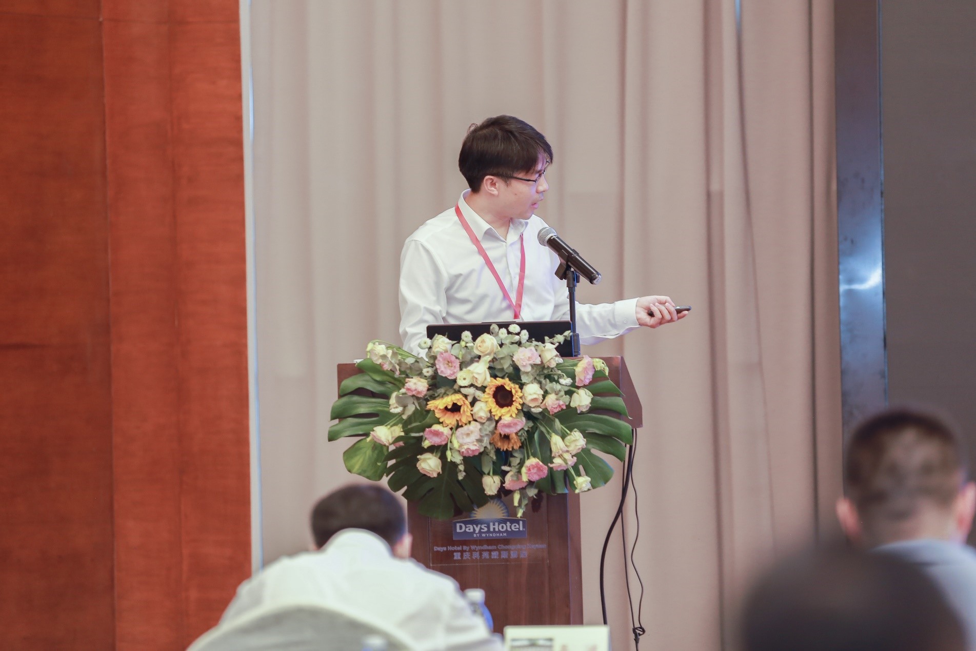 重庆大学黄国庆教授作题为《风致结构易损性分析:理论和应用》的报告