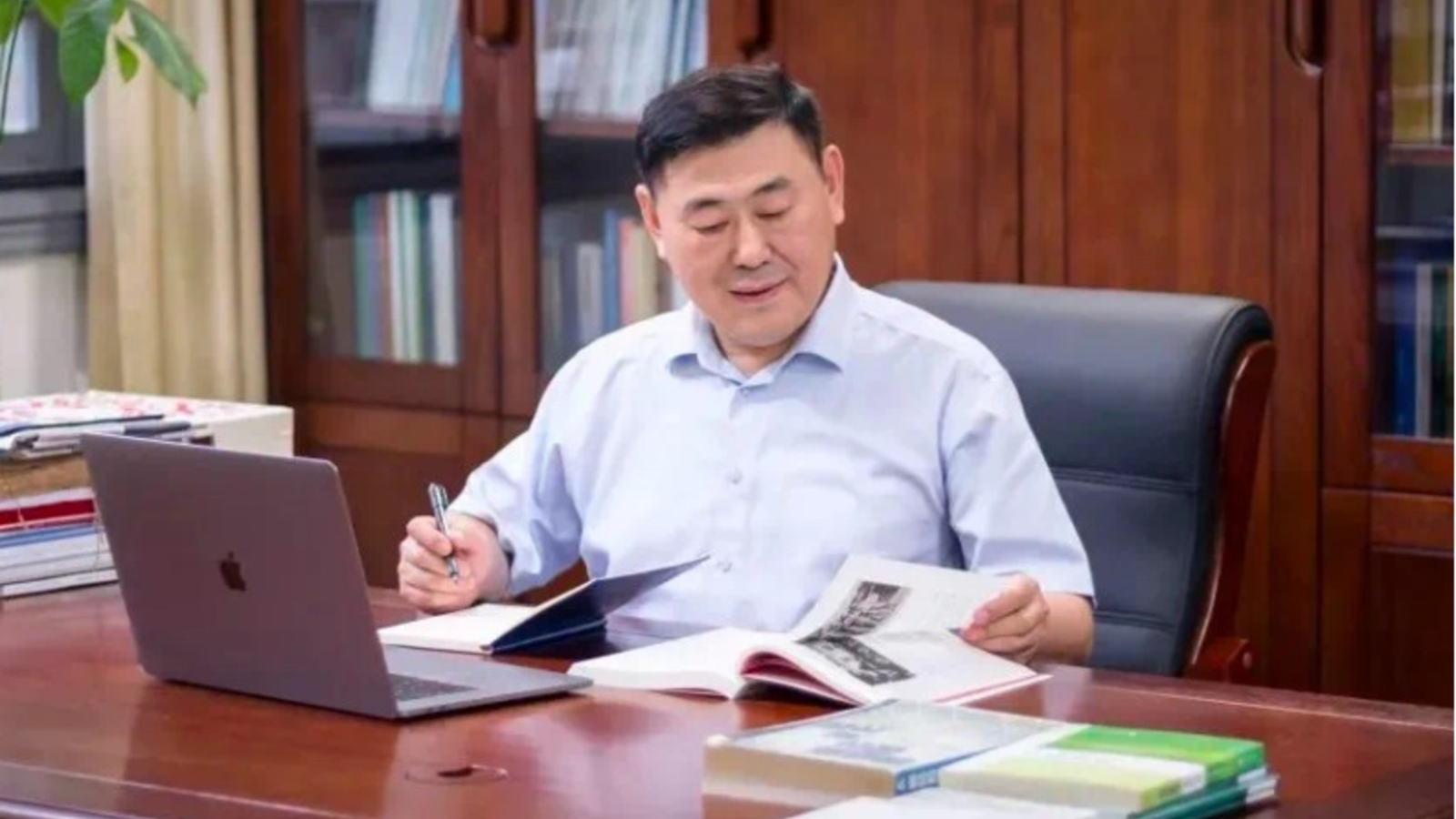 周绪红院士主编《两院院士忆高考》入选2025年全民终身学习活动社长总编荐书书目-重庆大学土木工程学院